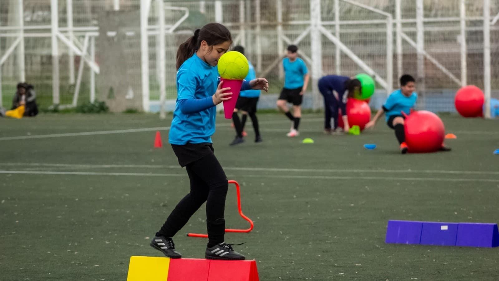 Niños participando en una actividad deportiva de Fundación IMPACTO